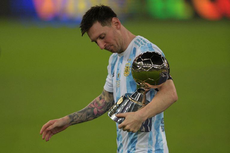 Lionel Messi com o prêmio de melhor jogador da Copa América, disputada no Brasil, em 2021.