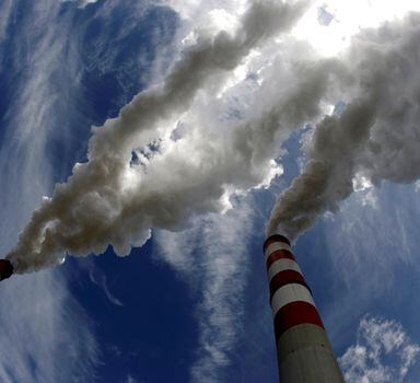 FILE PHOTO: Smoke billows from the chimneys of Belchatow Power Station, Europe's biggest coal-fired power plant, in this May 7, 2009 file photo. The lignite-fired power plant in Belchatow, European Union's biggest polluter, will need to buy up to 20 million tonnes of CO2 emission permits by 2013, its chief Jacek Kaczorowski told Reuters on August 21, 2009. The plant released the equivalent of nearly 31 million tonnes of carbon dioxide into the atmosphere last year, topping by 4 million tonnes its EU-set ceiling as part of the bloc's attempts to curb global warming. To match Interview POLAND-BELCHATOW/    REUTERS/Peter Andrews/Files  (POLAND POLITICS ENVIRONMENT ENERGY BUSINESS) - GM1E58M0BKI01/File Photo