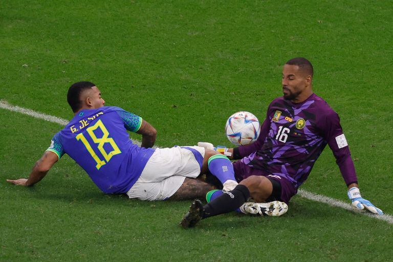 Gabriel Jesus lesionou joelho direito na partida entre Brasil e Camarões na Copa do Mundo.