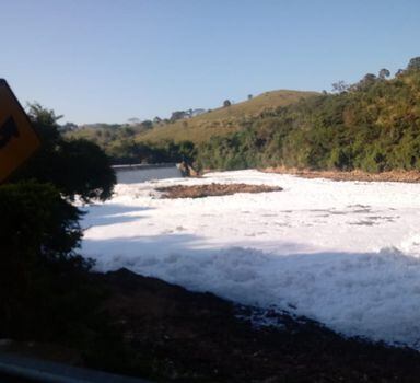 Espuma tóxica cobriu o Rio Tietê, no trecho que margeia a Estrada dos Romeiros, em Salto, nesta sexta, 21 de junho