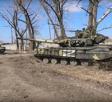 Donetsk (Ukraine), 16/03/2022.- A handout still image taken from handout video made available by the Russian Defence ministry press-service shows militia of self-proclaimed DNR drives on a tank that was abandoned by Ukrainian army during their retreat in Donetsk region, Ukraine, 16 March 2022. On 24 February Russian troops had entered Ukrainian territory in what the Russian president declared a 'special military operation', resulting in fighting and destruction in the country, a huge flow of refugees, and multiple sanctions against Russia. (Rusia, Ucrania) EFE/EPA/RUSSIAN DEFENCE MINISTRY PRESS SERVICE / HANDOUT HANDOUT EDITORIAL USE ONLY/NO SALES
