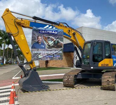 Escavadeira hidráulica comprada pela Codevasf vira 'outdoor' com publicidade de Arthur Lira em Teotônio Vilela