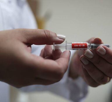 Vacina de Oxford/AstraZeneca está sendo testada no Brasil