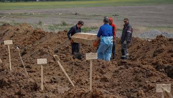 Escavação encontra 200 corpos em escombros de prédio residencial em Mariupol