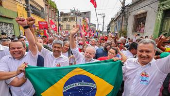 Lula posta foto com público duplicado em Salvador e vira alvo de adversários nas redes sociais