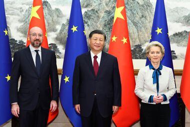 O presidente do Conselho Europeu, Charles Michel (E), o presidente chinês, Xi Jinping, e a presidente da Comissão Europeia, Ursula von der Leyen, em encontro em Pequim

