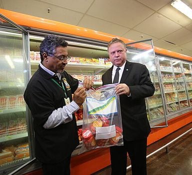 O ministro da Agricultura acompanhou uma vistoria da qualidade das carnes em um supermercado de Brasília na semana passada