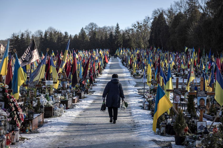 Sepulturas em Lviv, Ucrânia, no mês passado. Autoridades americanas dizem que o simbolismo da retirada dos EUA agora pode ser profundo para a guerra