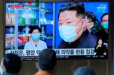 Cidadãos da Coreia do Sul assistem noticiário sobre surto de covid-19 na Coreia do Norte, no dia 16 de maio. Relatos afirmam que governo norte-coreano tem utilizado propagandas informativas com receitas para chás para lutar contra covid