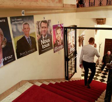 Fotos dos candidatos à presidência da França no consulado francês em Nova York