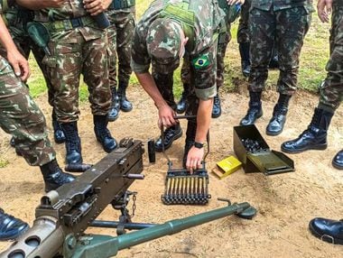 Investigações do Exército apontam que um ou mais militares participaram de ação que levou ao desaparecimento de 21 armas de quartel.