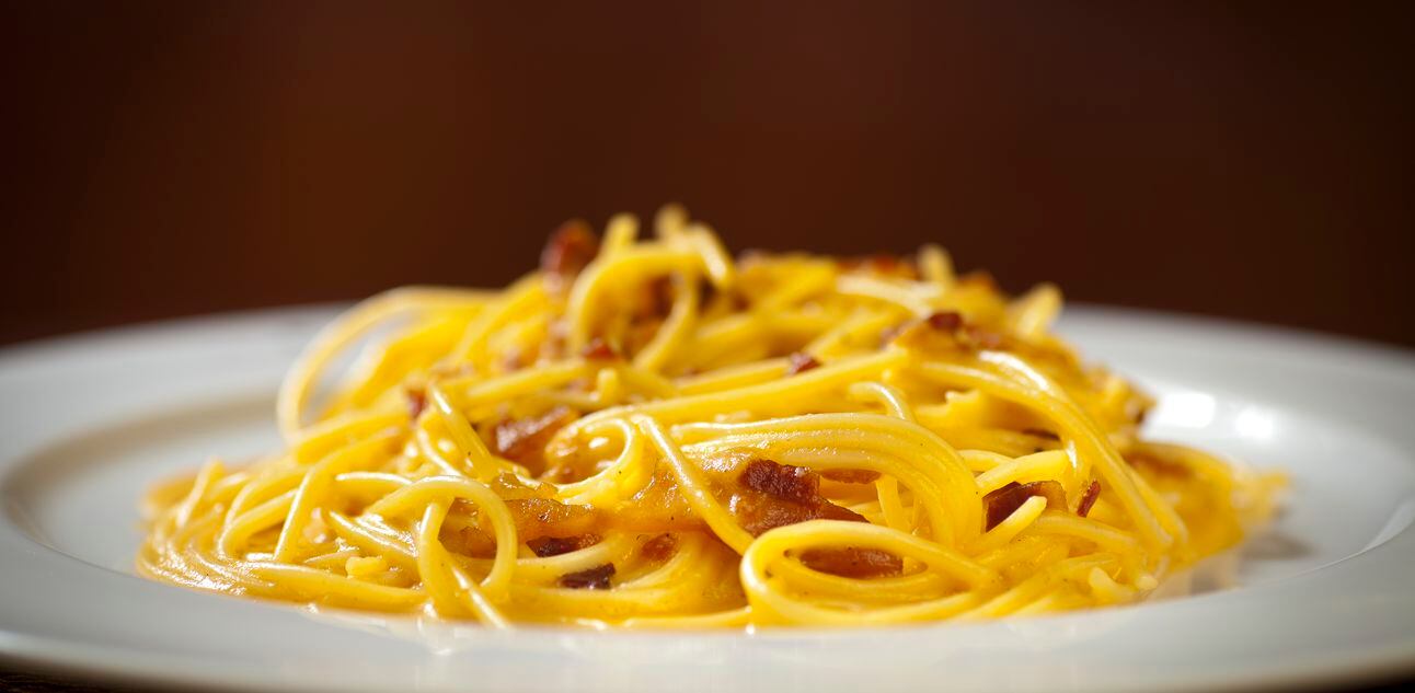 Prato branco com espaguete à carbonara. Foto: Bruno Geraldi
