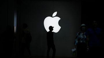 People walk near an Apple logo outside its store in Shanghai, China September 8, 2023. REUTERS/Aly Song. Foto: REUTERS/Aly Song 
