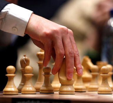 Campeão mundial de xadrez acusa adversário de batota - SIC Notícias