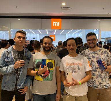 Amigos por conta do grupo Xiaomi Brasil 2.0, fãs da marca se encontram na abertura da loja