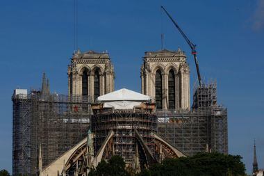 Vista mostra os andaimes ao redor da Catedral de Notre-Dame de Paris, enquanto o trabalho continua para reconstruir o telhado e a torre destruída pelo fogo, em Paris, França, em maio de 2022