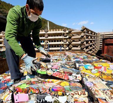 Morador separa alumínio compactado no aterro da cidade de Kamikatsu, no distrito deKatsuura, noJapão