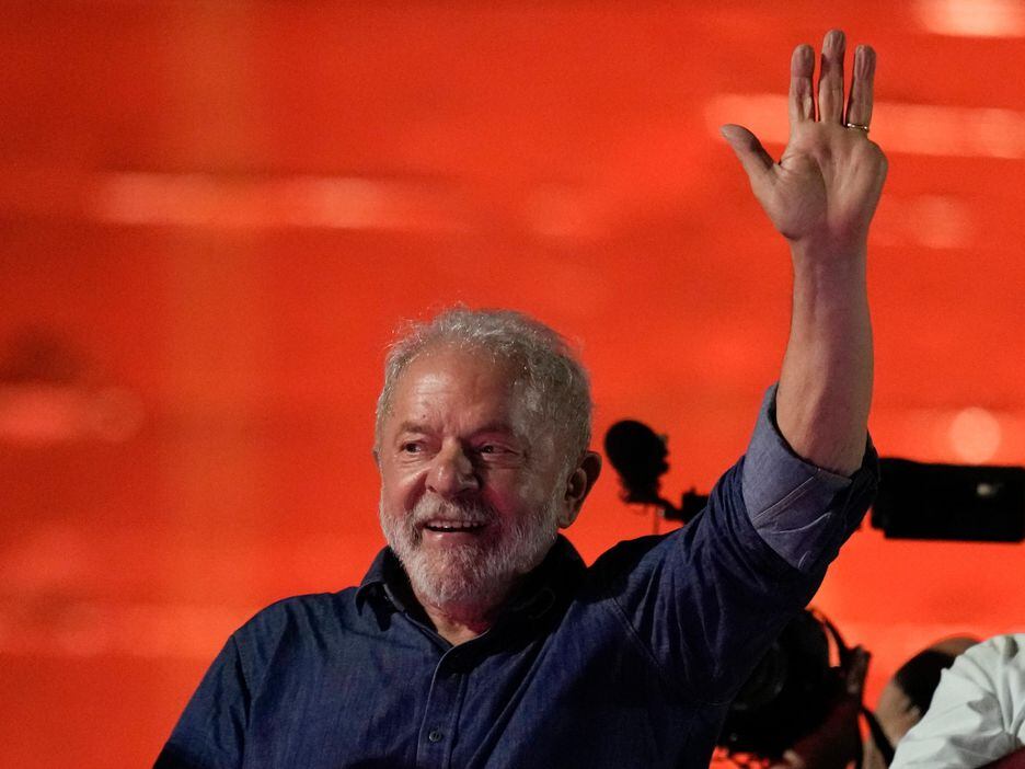 Lula acenando a apoiadores depois da vítória; como 'antídoto' contra ataques da 'tropa bolsonarista', o petista tem sua imensa capacidade de atrair apoios e maiorias.