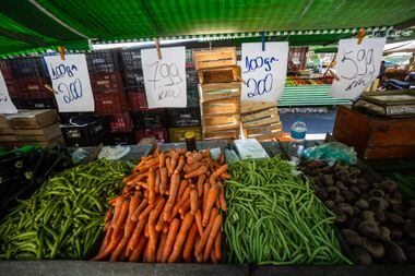 Itens importantes na cesta básica dos brasileiros já mostram reduções de preços no varejo, como carnes, frango, batata-inglesa, cebola e tomate