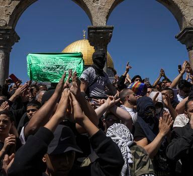 Palestinos, alguns com bandeiras do Hamas, protestam contra Israel diante do Domo da Rocha, na Esplanada das Mesquitas, em Jerusalém