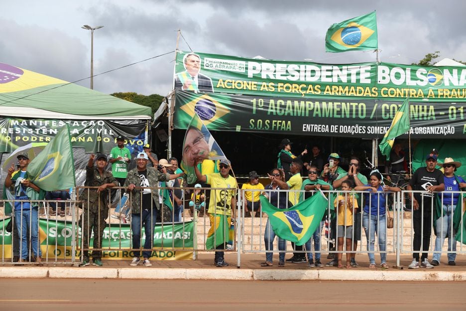 Apoiadores do ex-presidente Jair Bolsonaro no acampamento armado em frente ao Quartel-General do Exército, em Brasília.