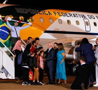 LULA BRASÍLIA DF 07.11.2023 LULA/ BRASILEIROS FAIXA DE GAZA  POLÍTICA E POLÍTICA   OE - O presidente da República Luiz Inácio Lula da Silva (PT) recebe os Brasileiros que foram repatriados da zona de guerra da  faixa de Gaza no Oriente Médio. Lula veio até a Base Aérea de Brasília para acompanhar a chegada.  FOTO:  WILTON JUNIOR/ESTADÃO
