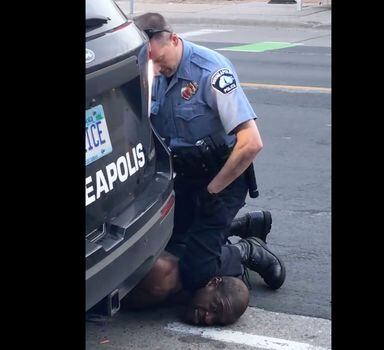 Imagem capturada porcelular mostra momento em que o policial de Minneapolis Derek Chauvin mantém seu joelho sobre o pescoço de George Floyd, que morreu momentos depois.