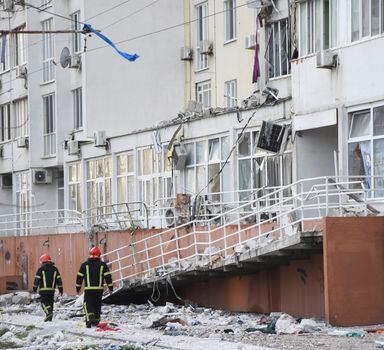 Bombeiros observam complexo de apartamentos atacado pela Rússia em Odessa, em 23 de abril