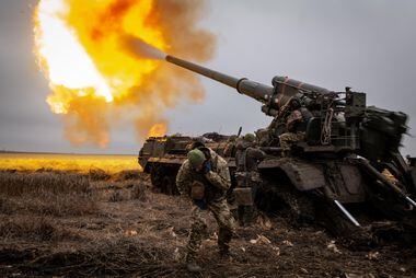 Soldados ucranianos disparam contra fortificações russas dentro da cidade de Kreminna, Ucrânia, 31 de dezembro de 2022