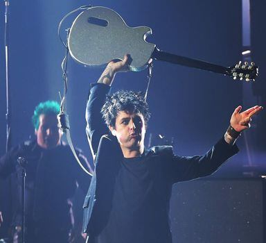 Green Day se apresentou no EMA 2016, premiação que deu ao trio norte-americano o prêmio de ícone global