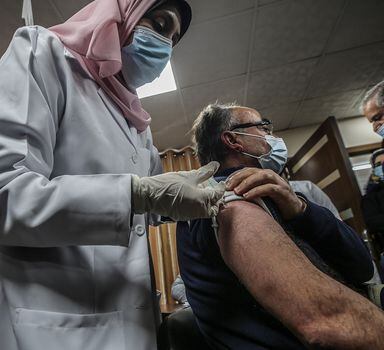 Palestinos começam a ser vacinados contra a covid-19 após vacinas serem enviadas pelos Emirados Árabes Unidos