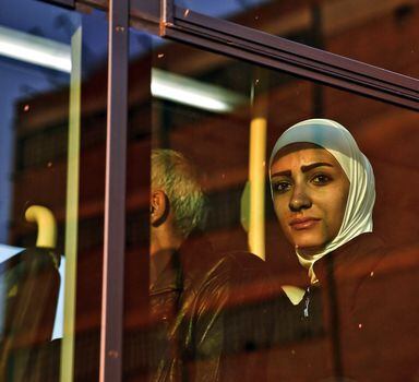 Refugiada síria em um ônibus no Porto de Pireus, perto de Atenas