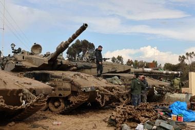 Tanques israelenses fiscalizam a fronteira entre Israel e a Faixa de Gaza em meio a guerra com o grupo terrorista Hamas 
