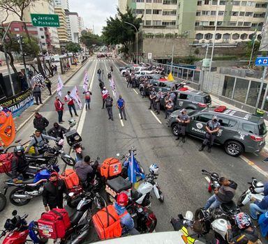 Motoboys protestam na Rua da Consolação, na frente em prédio do TRT.
