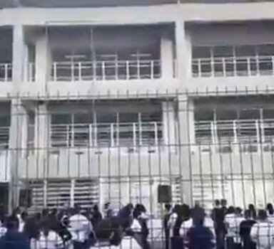 Vídeos divulgados nas redes sociais mostram estudantes aglomerados no pátio da escola, durante hasteamento de bandeiras
