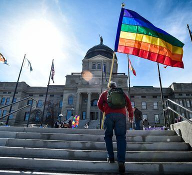 Manifestantes se reúnem nos degraus do Capitólio do Estado de Montana para protestar contra a legislação anti-LGBTQ+ do Estado