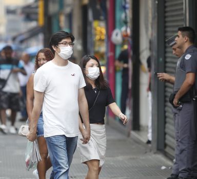 Pedestres usam máscara para se prevenir do coronavírus no centro de São Paulo