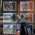 FILE PHOTO: A man looks at houses for sale in the window of an estate agents in Manchester, Britain, June 22, 2023. REUTERS/Phil Noble/File Photo. Foto: Phil Noble/Reuters