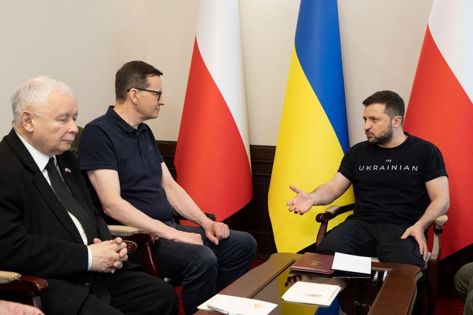 O primeiro-ministro polonês Mateusz Morawieck e o vice-premiê Jaroslaw Kaczynski em encontro com o presidente ucraniano, Volodmir Zelenski,em Kiev.