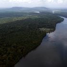 El río Esequibo a su paso por Kurupukari, Guyana, el 19 de noviembre de 2023. Venezuela reclama desde hace siglos como propia la región de Esequibo region, un territorio más grande que Grecia y rico en petróleo y minerales. (AP Foto/Juan Pablo Arraez)