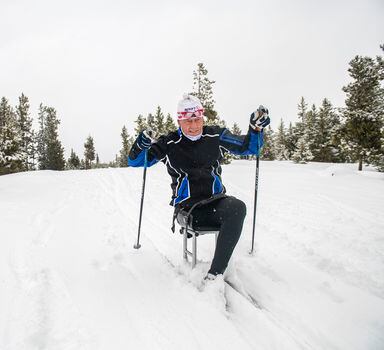 Jon Kreamelmeyer, recém-amputado, que já treinou equipes de esqui cross-country e trabalhou com equipes paralímpicas.