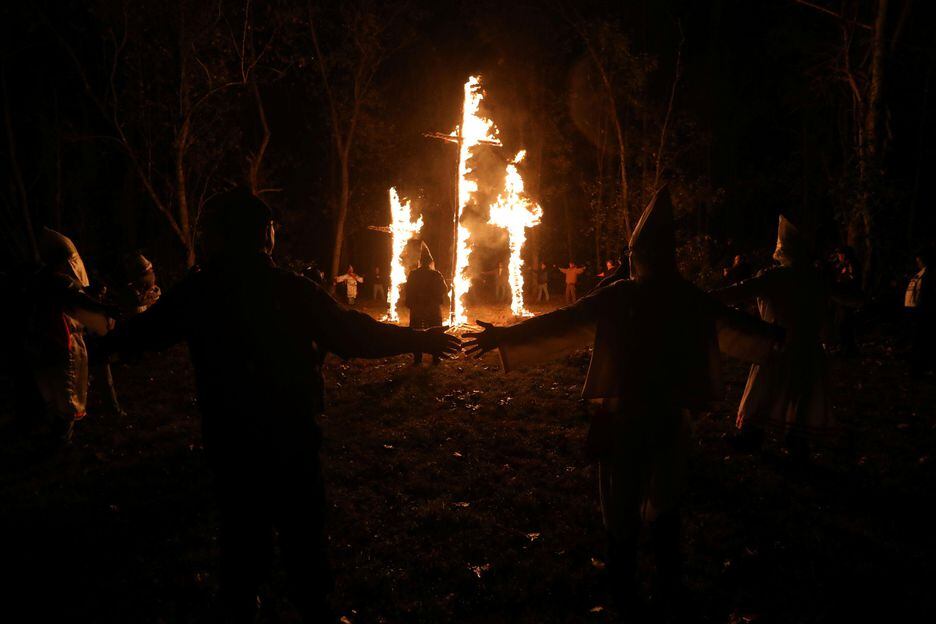 Integrantes dos 'Leais Cavaleiros Brancos' da Ku Klux Klan assistem a queima de cruzes nos arredores de Yanceyville, na Carolina do Norte, em 4 de novembro de 2017.