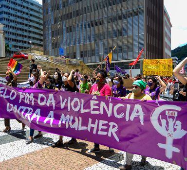 Manifestantes em ato nacional pelo fim da cultura do estupro,   realizado no centro de Florianópolis (SC) em 2020