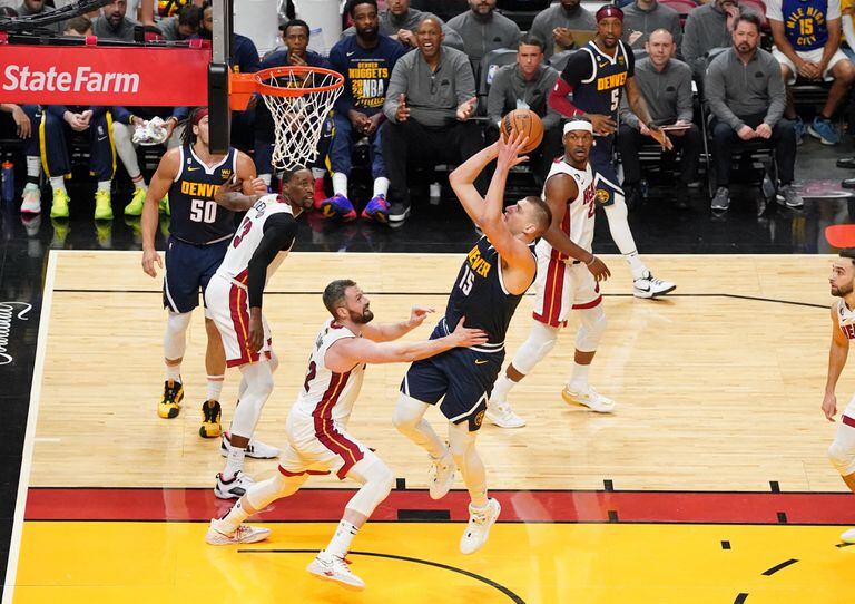 Nuggets derrotam Heat em Miami e podem confirmar título em casa.