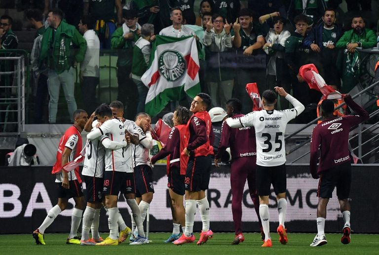 Jogadores do Athletico-PR comemoram classificação à final da Libertadores