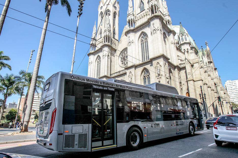 Primeiro ônibus elétrico da capital paulista foi apresentado em 2017 e conta com diversas modernidades, como ar-condicionado, entradas USB e wi-fi.