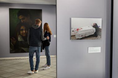 Chamada de Casa dos Crimes de Guerra da Rússia exibe coleções de fotografias e outros elementos que expõem as atrocidades das forças russas na Ucrânia, em Davos. Foto: Fabrice Coffrini/AFP