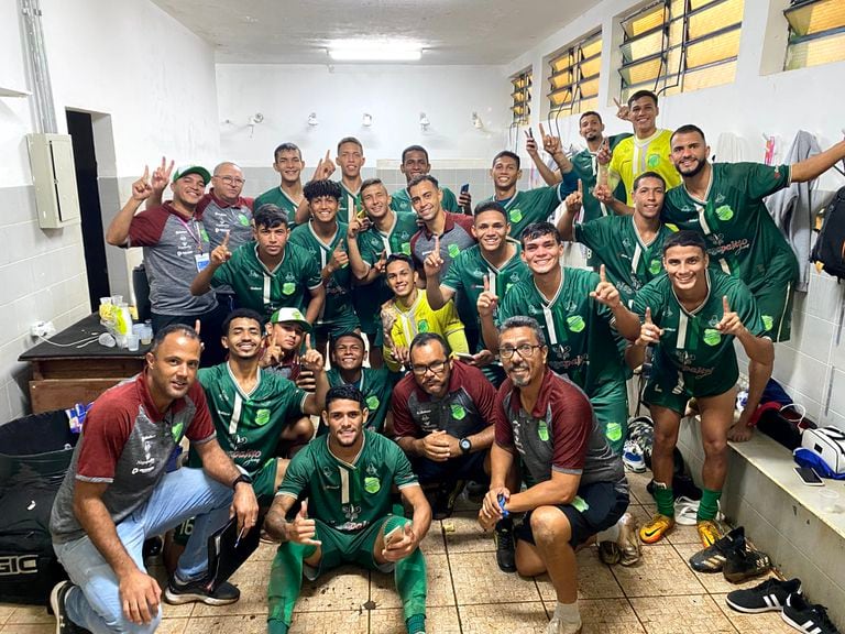 Jogadores do Floresta comemoram campanha histórica na Copinha
