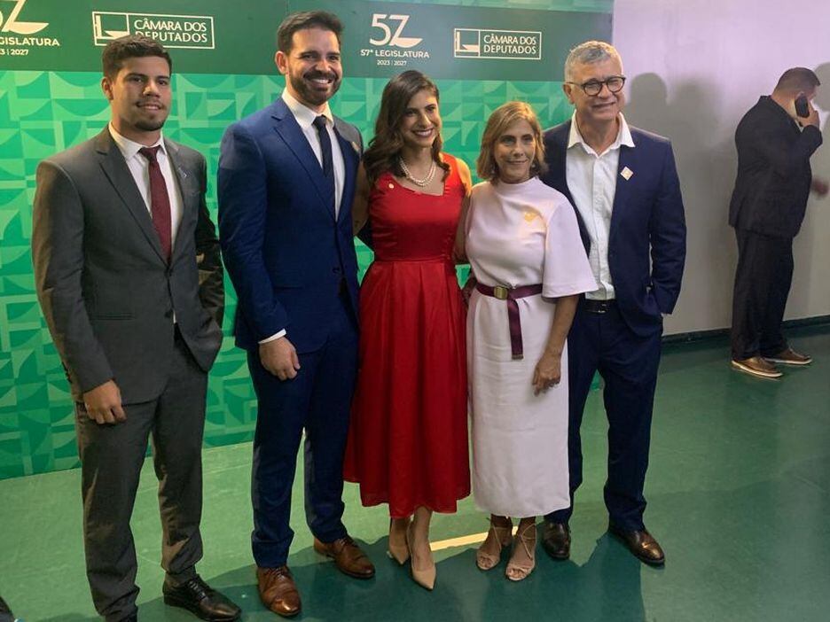 Deputada Camila Jara (PT-MS), a mais jovem eleita no País, com 27 anos, comemora a posse com a família