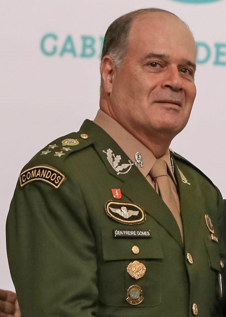 O general Freire Gomes; pelo menos cinco generais são alvo das publicações